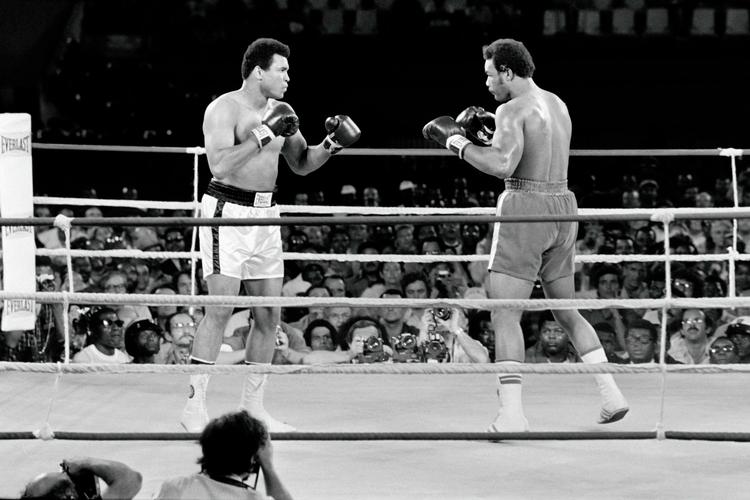 Muhammad Alis kamp mod George Foreman (th.) i 1974 i det daværende Zaire er en af de mest legendariske boksekampe i historien og blev kendt som 'The Rumble in the Jungle'. Foto: -/Ritzau Scanpix