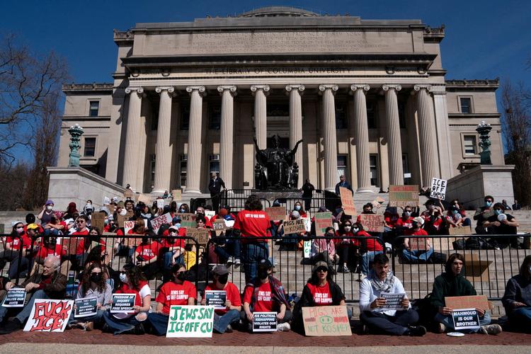 Studerende på Columbia University i New York demonstrerer uden for skolens bibliotek i protest mod anholdelsen af Mahmoud Khalil, som var blandt demonstranterne ved sidste års demonstrationer til fordel for Palæstina. Foto: Dana Edwards/Ritzau Scanpix