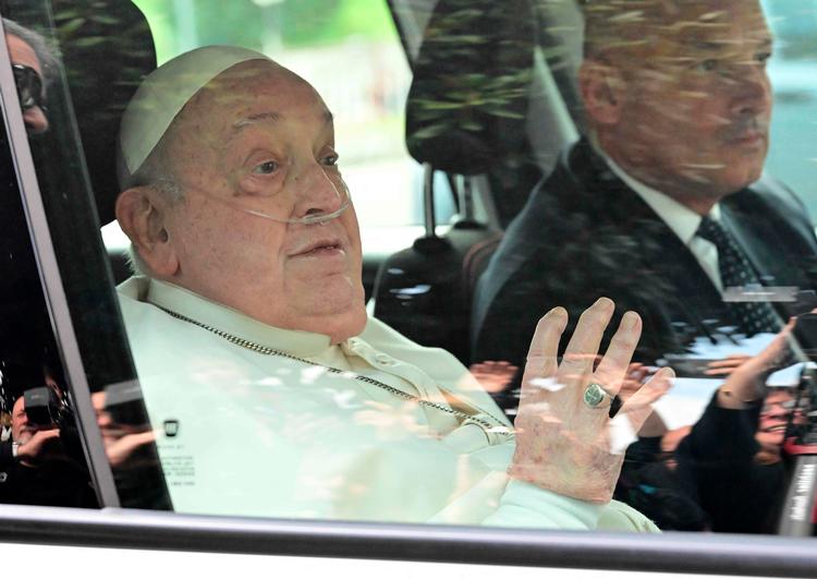 Pave Frans kunne søndag forlade Gemelli-hospitalet i Rom efter at have været indlagt i fem uger med først bronkitis og siden dobbeltsidet lungebetændelse. Foto: Tiziana Fabi/Ritzau Scanpix