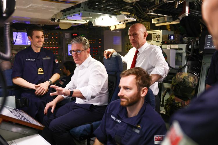 Keir Starmer (siddende i midten) besøgte i sidste uge en britisk atombevæbnet ubåd sammen med forsvarsminister John Healey (stående).  Foto: Avalon. red / Avalon/Ritzau Scanpix