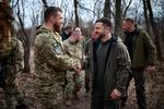Volodymyr Zelenskyj fotograferet i går, hvor han besøgte ukrainske soldalter i Donetsk-regionen. Foto: Handout/Ritzau Scanpix