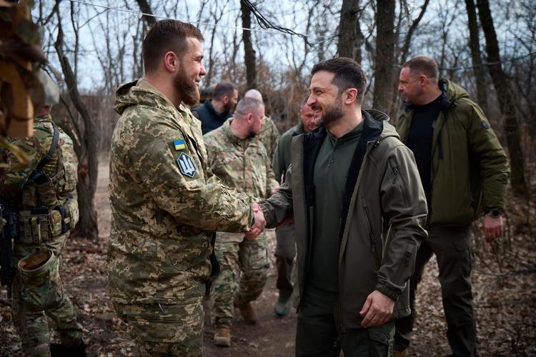 Volodymyr Zelenskyj fotograferet i går, hvor han besøgte ukrainske soldalter i Donetsk-regionen. Foto: Handout/Ritzau Scanpix