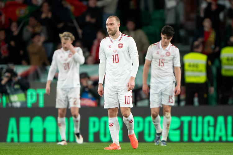 Christian Eriksen og Christian Nørgaard blev skiftet ud kort inden Portugals 3-2-scoring, der sendte kampen i forlænget spilletid. Foto: Bo Amstrup/Ritzau Scanpix
