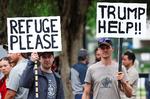 Hvide sydafrikanere demonstrerer til støtte for USA's præsident, Donald Trump, foran den amerikanske ambassade i Pretoria i Sydafrika. Foto: Siphiwe Sibeko/Ritzau Scanpix