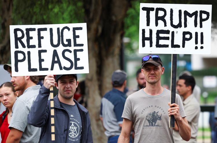 Hvide sydafrikanere demonstrerer til støtte for USA's præsident, Donald Trump, foran den amerikanske ambassade i Pretoria i Sydafrika. Foto: Siphiwe Sibeko/Ritzau Scanpix