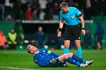 Schmeichel blev skadet i første halvleg af den forlængede spilletid og blev tilset på banen. Trods store smerter fuldførte han kampen. Målvogteren fik søndag aften røntgenundersøgt skulderen. Foto: Patricia De Melo Moreira/Ritzau Scanpix