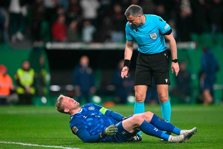 Schmeichel blev skadet i første halvleg af den forlængede spilletid og blev tilset på banen. Trods store smerter fuldførte han kampen. Målvogteren fik søndag aften røntgenundersøgt skulderen. Foto: Patricia De Melo Moreira/Ritzau Scanpix