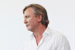 Daniel Craig er kendt for sin rå fandenivoldskhed. Men som ung skuespiller i 1990’erne oplevede han, at britisk film ville have noget andet.  »Man skulle helst have lækkert hår og ligne en, der havde gået på Eton«. Foto: Vianney Le Caer/Ritzau Scanpix