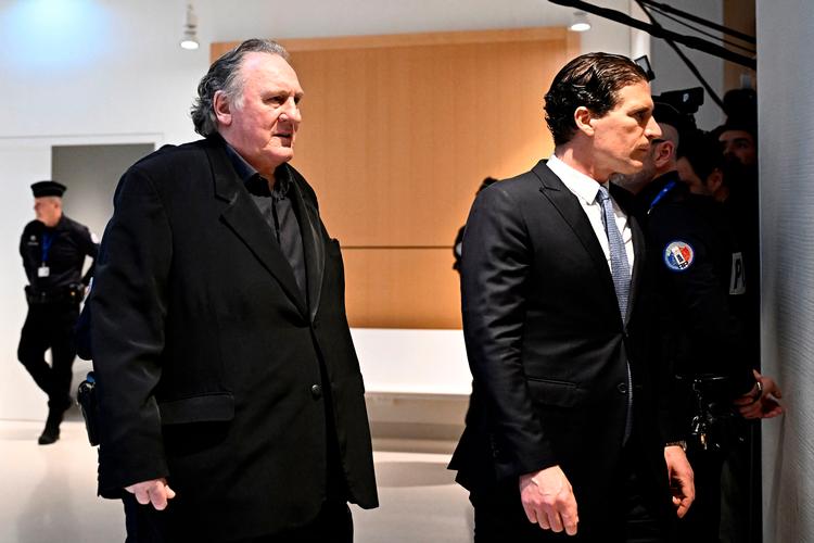 I Frankrig har der været megen modstand mod #MeToo-bevægelsen, og sagen mod Gérard Depardieu er en af de få, der er nået til retssystemet.​ Tidlig mandag eftermiddag ankom den berømte skuespiller til retten i det nordlige Paris. Foto: Julien de Rosa/Ritzau Scanpix