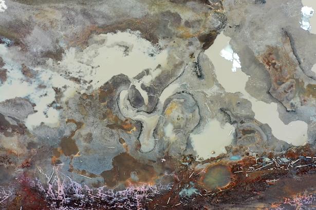 Naturlige elementer følger topografiske mønstre på hver deres måde alt efter deres fysiske form. I 'Dust &amp; Flow' kan man læse en hel klodes historie eller se ligheden med marmor og abstrakt kunst, ind til natursproget stynes at komme til kort. Foto: CPH:DOX 