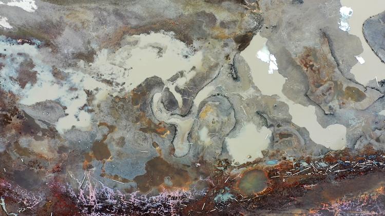 Naturlige elementer følger topografiske mønstre på hver deres måde alt efter deres fysiske form. I 'Dust &amp; Flow' kan man læse en hel klodes historie eller se ligheden med marmor og abstrakt kunst, ind til natursproget stynes at komme til kort. Foto: CPH:DOX 