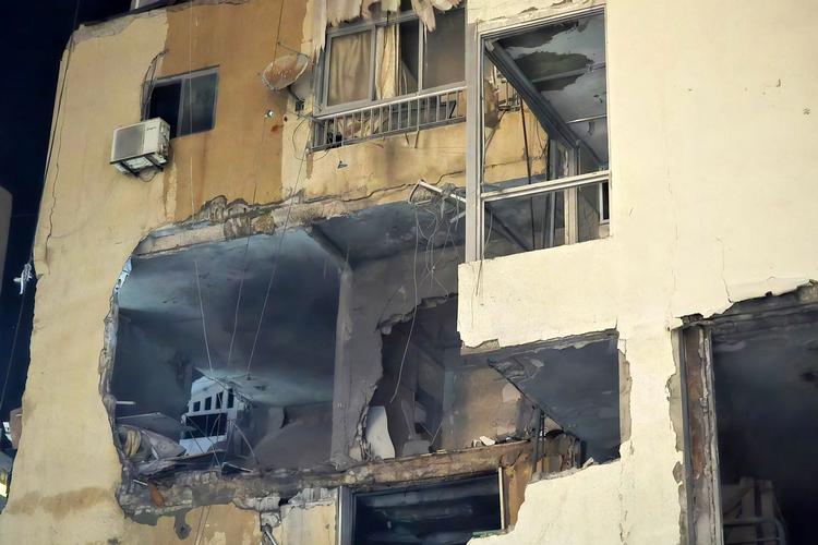 Et beboelsesområde i byen tyre i Libanon blev ramt af et israelsk angreb lørdag. En blev dræbt og syv andre såret. Foto: Kawnat Haju/Ritzau Scanpix