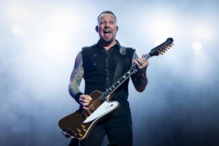  Volbeat og her Michael Poulsen i fuld aktion er populære mange steder i verden – her ved en festival i Schweiz i 2022. Foto: Peter Klaunzer/Ritzau Scanpix