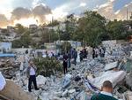 Beboere, venner og familier fra området Al-Bustan i Silwan, Østjerusalem, samles oven på ruinerne af syv beboelsesejendomme, som Israel samme morgen har revet ned. Familierne, der boede i de nu nedrevne huse, fik ikke mulighed for at tage deres ejendele ud, inden husene blev revet ned. De fleste af familiernes ejendele ligger derfor begravet under murbrokkerne. Foto: Celia Auland Marcussen og Mathilde Marie Kjeldsen 