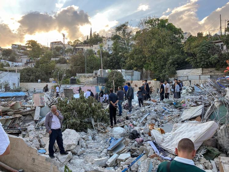 Beboere, venner og familier fra området Al-Bustan i Silwan, Østjerusalem, samles oven på ruinerne af syv beboelsesejendomme, som Israel samme morgen har revet ned. Familierne, der boede i de nu nedrevne huse, fik ikke mulighed for at tage deres ejendele ud, inden husene blev revet ned. De fleste af familiernes ejendele ligger derfor begravet under murbrokkerne. Foto: Celia Auland Marcussen og Mathilde Marie Kjeldsen 
