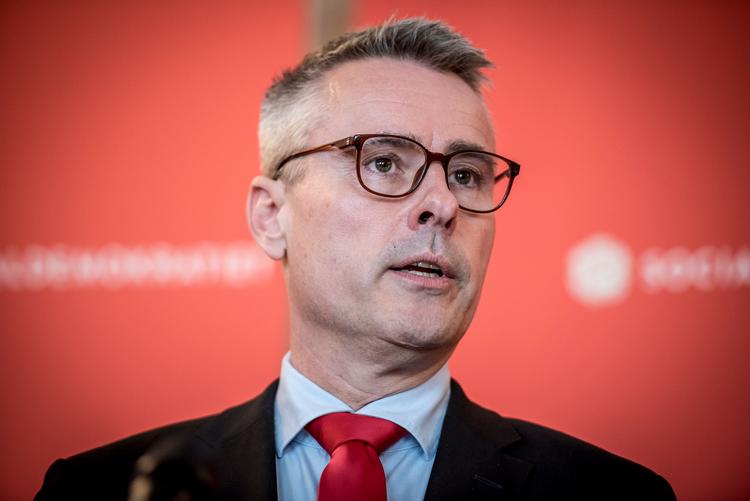 Den tidligere socialdemokratiske minister Henrik Sass Larsen er tiltalt for at besidde omfattende overgrebsmateriale med børn og en barnedukke beregnet til et seksuelt formål. Sass Larsen nægter sig skyldig i alle anklager. Foto: Mads Claus Rasmussen/Ritzau Scanpix