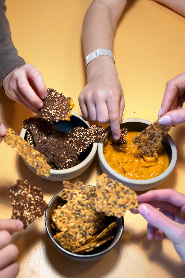Vi har en biologisk trang til fedt og salt, men det kan gøres lidt sundere med hjemmelavede chips. Foto: Finn Frandsen