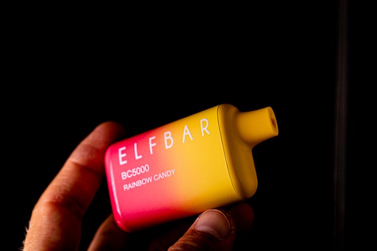 Puff bars sælges under forskellige navne, hvoraf ElfBar er et af dem. Denne lokker med en smag af 'rainbow candy' og indeholder 16 gange mere nikotin end tilladt. Foto: Andrew Harnik/Ritzau Scanpix