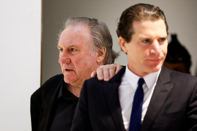 Den franske stjerne Gerard Depardieu ankom til retsbygningen sammen med sin advokat, Jérémie Assous. Foto: Stephanie Lecocq/Ritzau Scanpix