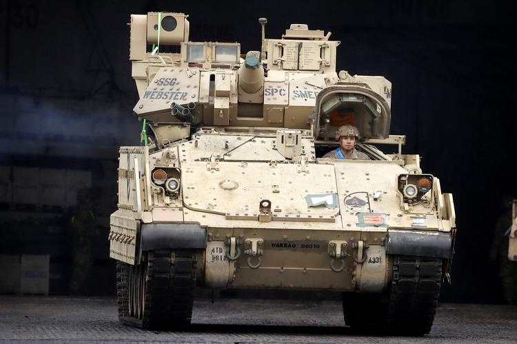 I april 2022 ankom 300 amerikanske panserkøretøjer og materiel til Esbjerg for at køre videre mod en større Nato-øvelse i Polen. Nu ønsker SF sikkerhed for, at USA blive i Nato, for at acceptere en dansk-amerikansk aftale om amerikanske baser i Danmark.  Arkivfoto: Jens Dresling