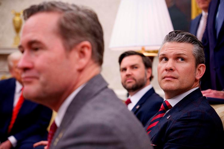 Den nationale sikkerhedsrådgiver Michael Waltz (tv.), vicepræsident J.D. Vance (bagved) og forsvarsminister Pete Hegseth (th.) under et møde i Det Hvide Hus. Alle tre er involveret i den opsigtsvækkende lækageskandale. Foto: Andrew Harnik/Ritzau Scanpix