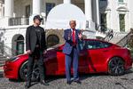 Donald Trump og Elon Musk foran Det Hvide Hus tidligere i marts, hvor præsidenten lovpriste Musks' Tesla-biler. Foto: Kevin Lamarque/Ritzau Scanpix