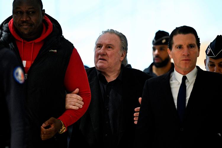 Den berømte franske skuespiller Gérard Depardieu er 76 år og har været dårligt gående under retsdagene i Paris. Her ankommer han til retslokalet støttet af sin bodyguard. Foto: Julien de Rosa/Ritzau Scanpix
