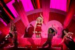 Sabrina Carpenter tillader ikke fotografer til sine koncerter. Dette foto er fra en optræden til årets Brit Awards, og nej, hun havde ikke det samme tøj på, men sengen var faktisk med i Royal Arena. Foto: Dafydd Owen / Avalon/Ritzau Scanpix