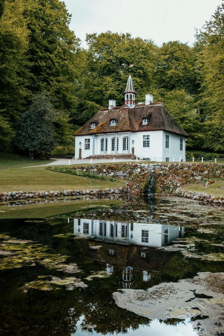 At certain times of the day, the pleasure castle reflects in the neighboring lake.  Foto: VISM