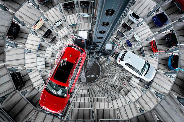 Bilproduktion er ekstremt kompleks og forbundet på tværs af landegrænser med delkomponenter og færdigproducerede biler. Trumps nye toldsatser på importerede biler og bildele vil derfor ramme både amerikanske og udenlandske bilproducenter. Foto: Ronny Hartmann/Ritzau Scanpix