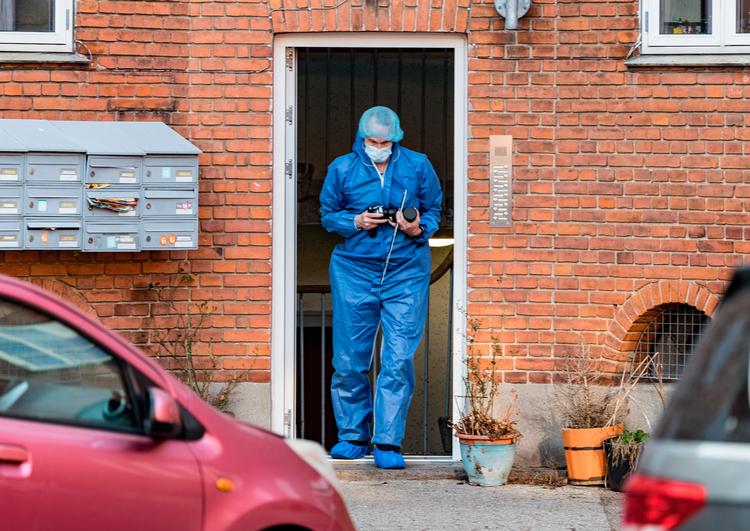 Politiet er til stede i Vestergade i Roskilde i mandags. En 61-årig mand er anholdt for tre drab - på to kvinder og en mand. Foto: Steven Knap/Ritzau Scanpix