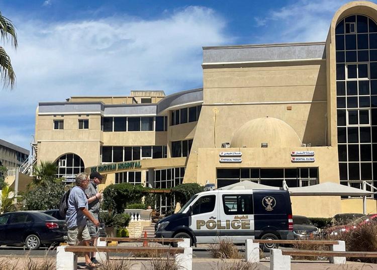 Det er på dette hospital i den egyptiske turistby Hurghada, at de omkomne og sårede turister opholder sig. Foto: Stringer/Ritzau Scanpix