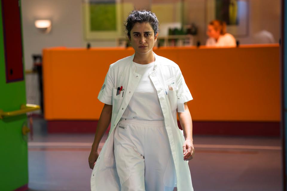 Özlem Saglanmak spiller lægen Alexandra, der bliver kastebold i et spil skyldtennis, som pårørende og kolleger på hospitalet – og hun selv – sætter i gang. Foto: Per Arnesen/SF Studios