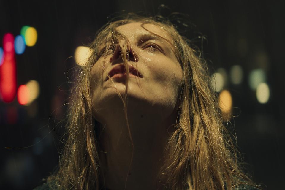 Må man grine over en familie, der mildest talt ikke fungerer optimalt? Det har de tyske anmeldere spurgt sig selv om. Nu får vi lejlighed til at spørge se selv.  Foto: Angel Film