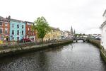 Lee-floden flyder sagte omkring centrum af Cork City, som er en ø. Byen blev anlagt i 500-tallet på et marskområde.  