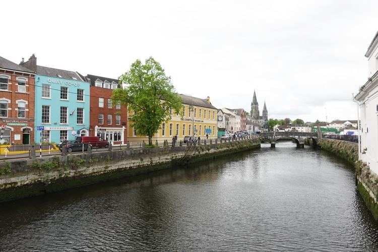 Lee-floden flyder sagte omkring centrum af Cork City, som er en ø. Byen blev anlagt i 500-tallet på et marskområde.  