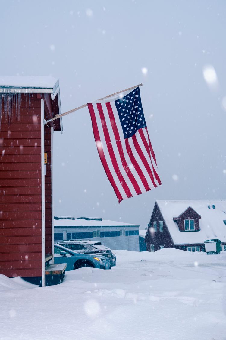 Vi her i Grønland bor midt i orkanens øje, skriver journalist Tida Sigurdsdatter Ravn. Her vajer det amerikanske flag uden for det amerikanske konsulat i Nuuk. Foto: Juliette Pavy/Ritzau Scanpix