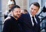 Den franske præsident, Emmanuel Macron, gjorde alt, hvad han kunne, for at Ukraines præsident Zelenskyj skulle føle sig velkommen i Paris   Foto: Sarah Meyssonnier/Ritzau Scanpix