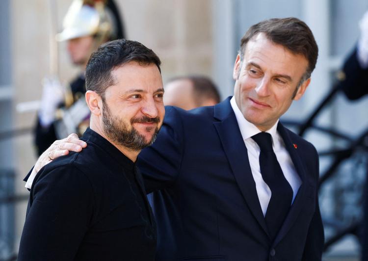 Den franske præsident, Emmanuel Macron, gjorde alt, hvad han kunne, for at Ukraines præsident Zelenskyj skulle føle sig velkommen i Paris   Foto: Sarah Meyssonnier/Ritzau Scanpix