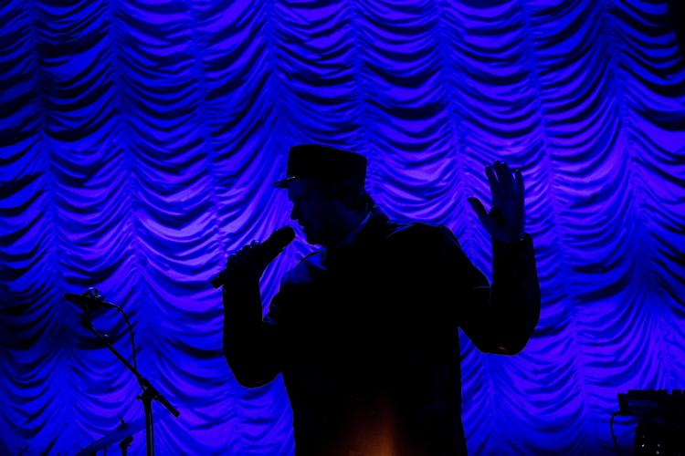 Peter Sommer kan ikke få armene ned. Heller ikke under lydprøven før ugens udsolgte koncert i Vega. Foto: Mads Nissen