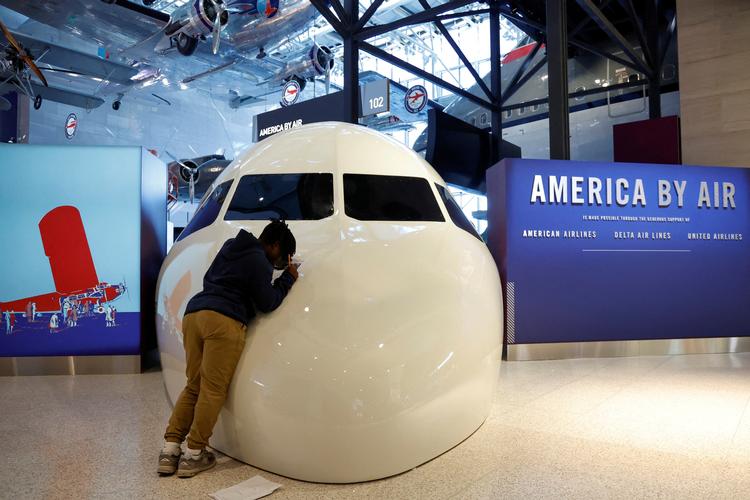 Det er blandt andet på museer som Smithsonian National Air and Space Museum, at Trump vil have fjernet alt, der kan opfattes som antiamerikansk.  Foto: Jonathan Ernst/Ritzau Scanpix