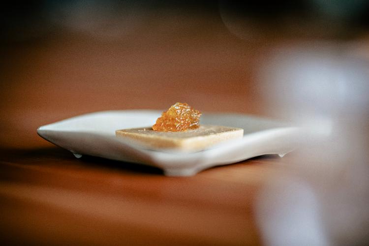 Akmēs starter på kyllingelevermousse. Foto: Miriam Dalsgaard