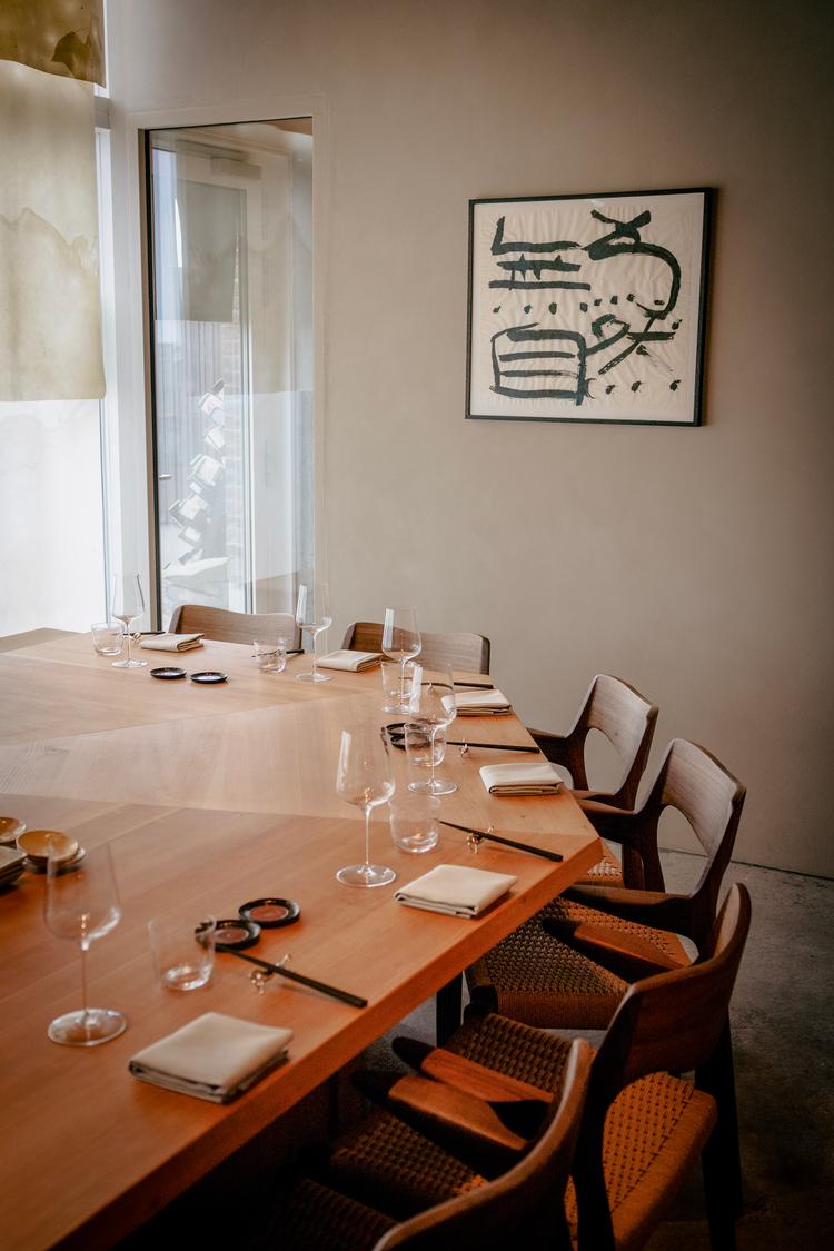 Der er kun plads til 8 mennesker i baren og samme antal ved de to baglokaleborde på Akmē. Foto: Miriam Dalsgaard