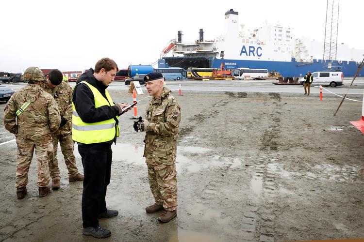 Amerikanske panserkøretøjer er før blevet fragtet gennem Danmark – her via havnen i Esbjerg. Forsvarsaftalen vil give USA »uhindret adgang«, som det hedder i aftaleteksten. Foto: Jens Dresling