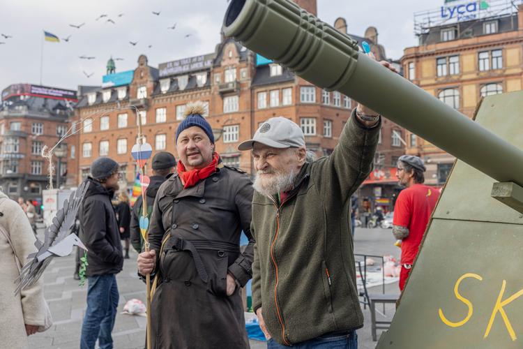 Torsdag eftermiddag samledes en lille gruppe demonstranter for at protestere mod oprustning og de amerikanske baser, som Folketinget skal førstebehandle 11. april. I den kommende tid er der planlagt flere demonstrationer, der kritiserer USA. Foto: Signe Lægsgaard