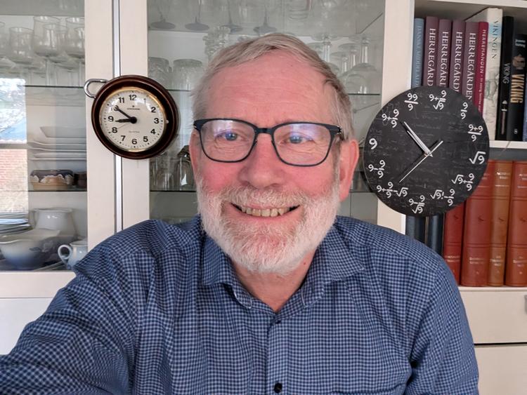 Jørgen Friis Bak, formand for Landsforeningen mod sommertid, mellem to ure med hhv. normaltid (tv) og sommertid (med 9-tals udregninger) fra sit hjem i Beder syd for Aarhus. Foto: Privatfoto