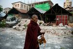 En munk passerer et ødelagt hus i byen Mandalay i Myanmar søndag, to dage efter at et jordskælv ramte landet. 
 Foto: Sai Aung Main/Ritzau Scanpix