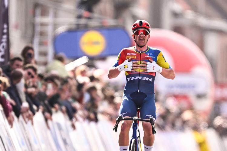 Mads Pedersen havde rigtig gode ben, da han kørte 52 af de i alt 250 kilometer i Gent-Wevelgem solo. Foto: Jasper Jacobs/Ritzau Scanpix