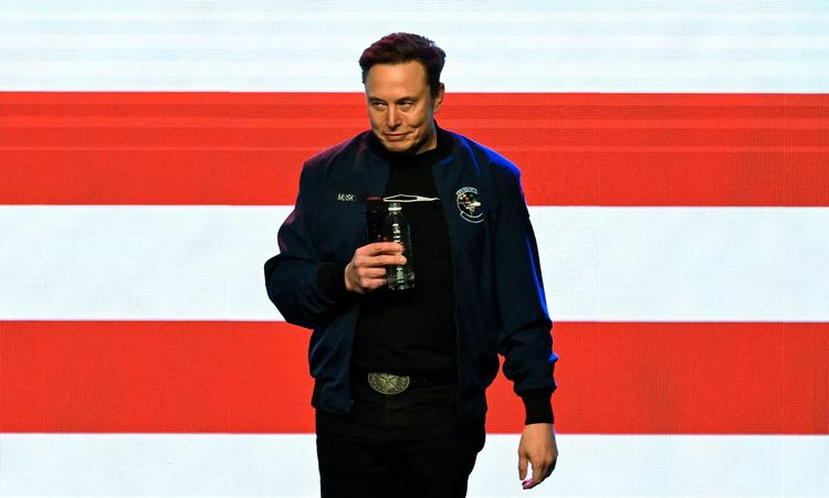 Elon Musk på scenen ved vælgermødet i Wisconsin i går. Foto: Vincent Alban/Ritzau Scanpix