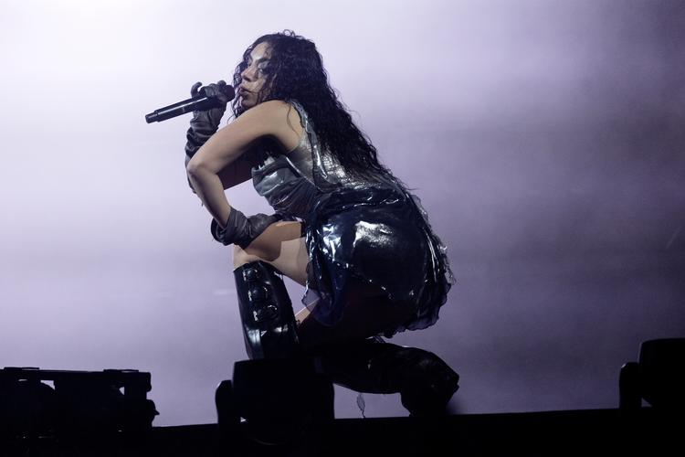 Charli XCX på Roskilde Festival i 2024, hvor hun optrådte på Arena-scenen. Foto: Thomas Borberg